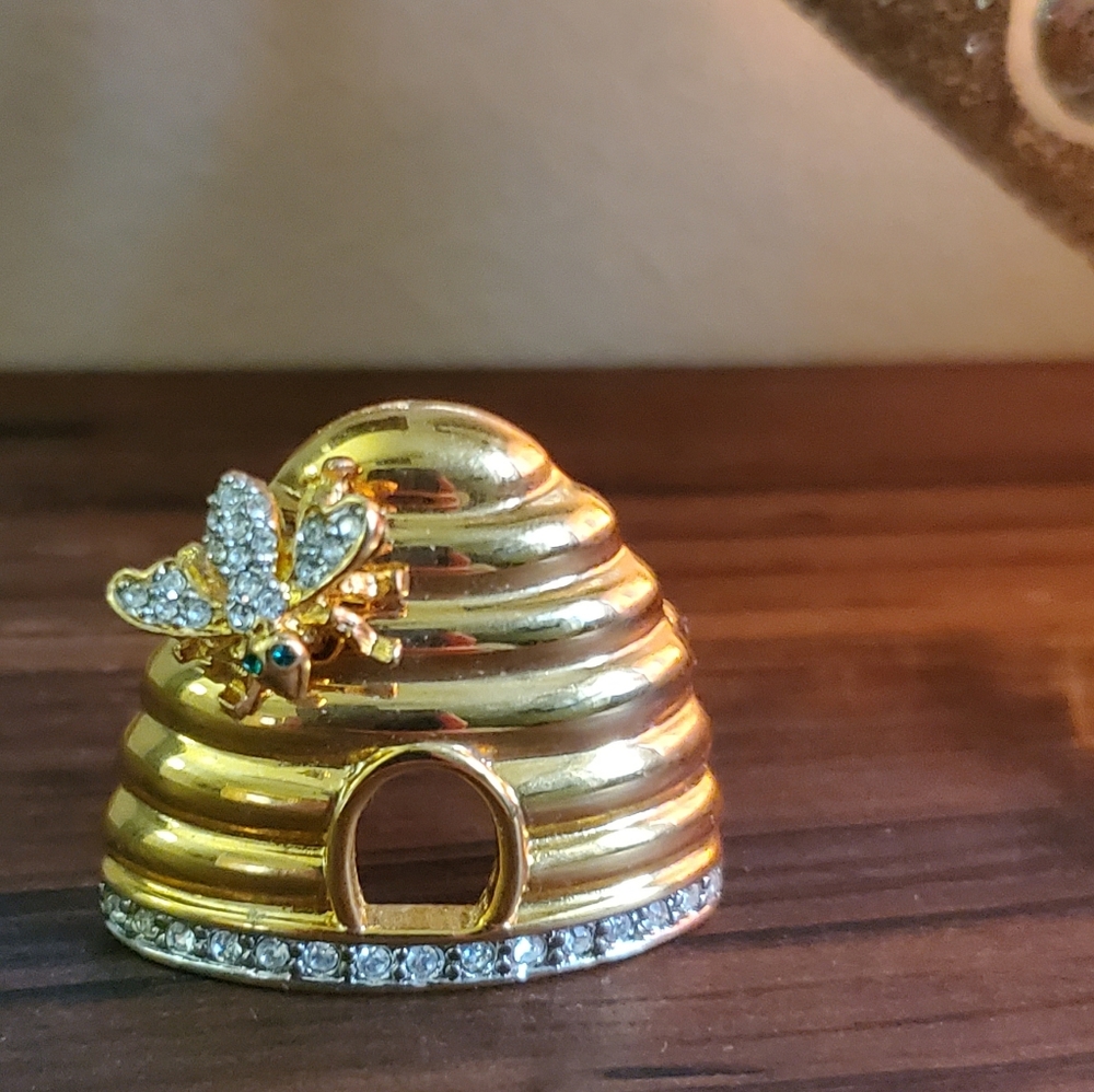 Joan Rivers Beehive Brooch